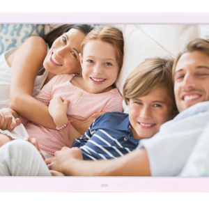 Familie zâmbitoare lenevind pe canapea